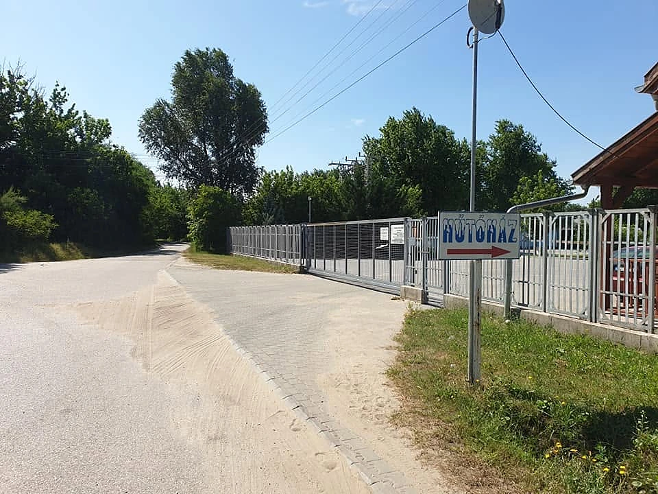 A Juhász Hűtőház bejárata Ócsán, „Hűtőház” irányjelző táblával